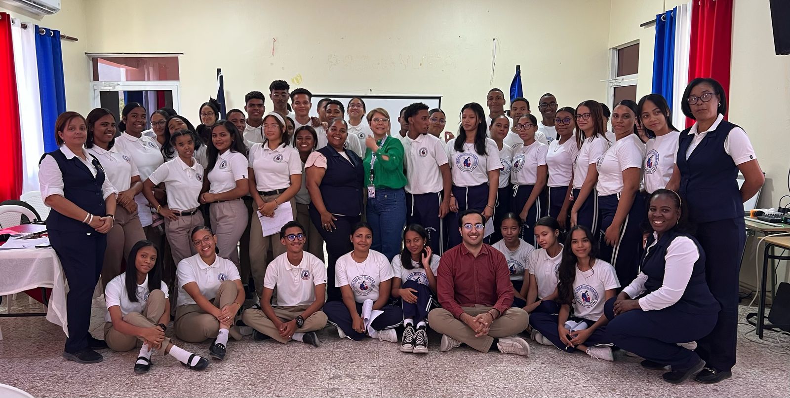 Promipyme a estudiantes de El Buen Pastor: "Sigan inspirando y construyendo un Azua lleno de oportunidades"